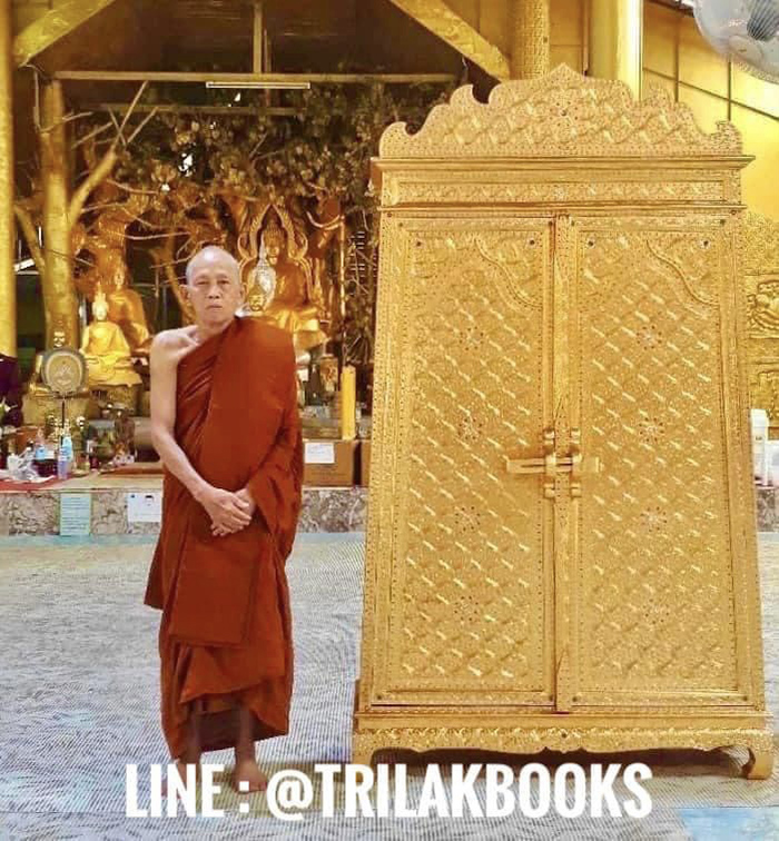 ตู้พระไตรปิฎกสีแดงลายทอง