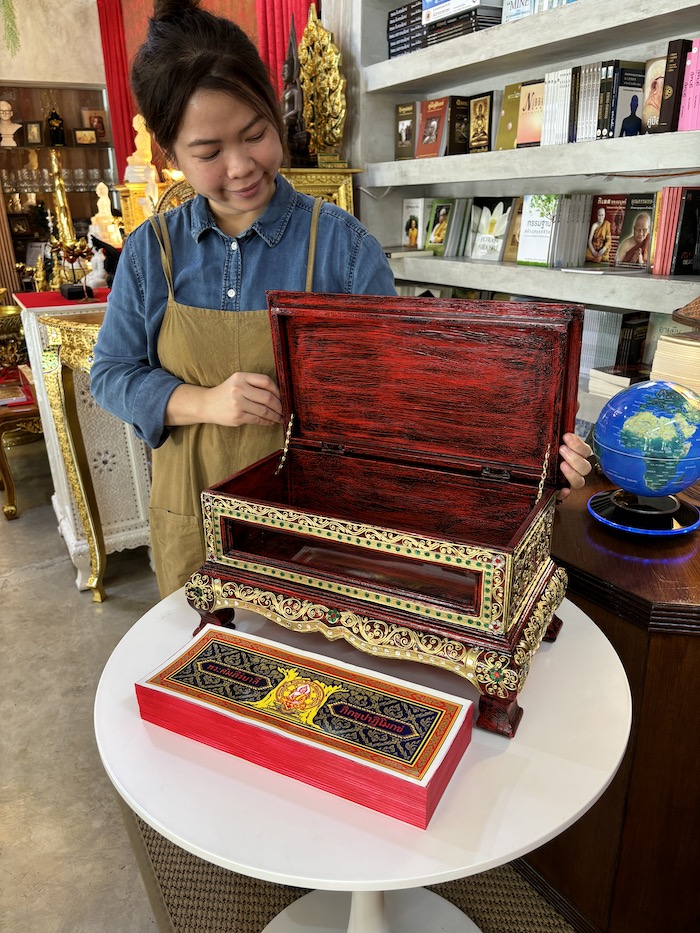 คัมภีร์บาลีปาฏิโมกข์ ฉบับสมบูรณ์
พร้อมหีบบรรจุ พระคัมภีร์ปาฏิโมกข์ 
สีแดงลวดลายทอง ทั้งชุด 4,200 บาท 