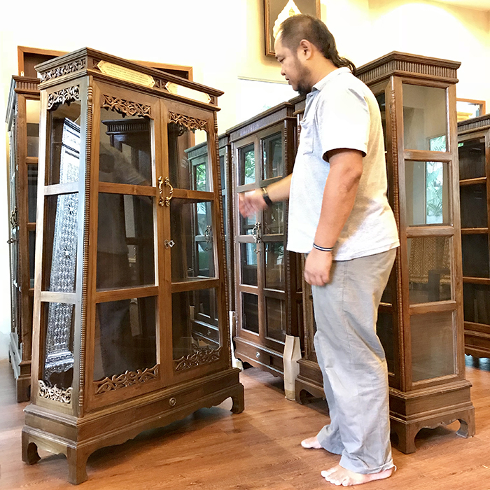 ตู้พระไตรปิฎกไม้สักทั้งหลัง ทรงสี่เหลี่ยมคางหมู สำหรับใส่หนังสือพระไตรปิฎกแบบ45 เล่มภาษาไทย