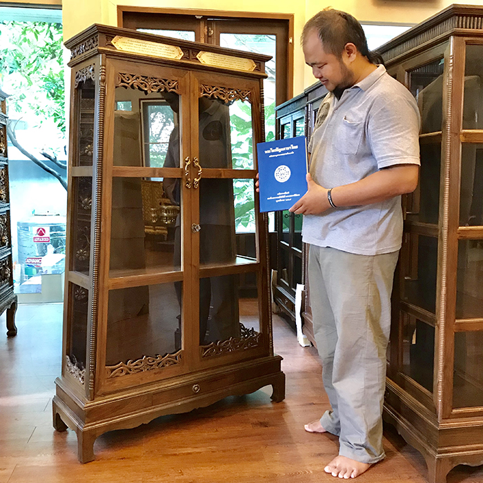 ตู้พระไตรปิฎกไม้สักทั้งหลัง ทรงสี่เหลี่ยมคางหมู สำหรับใส่หนังสือพระไตรปิฎกแบบ45 เล่มภาษาไทย