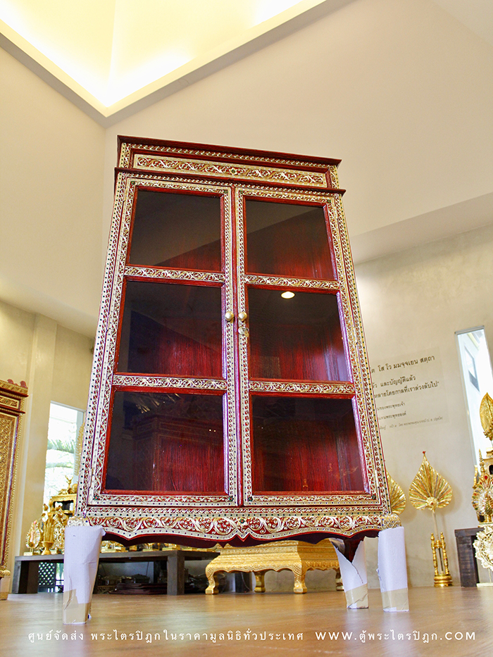ตู้พระไตรปิฎก สีแดงลวดลายทองประดับกระจกสี ทำจากไม้เบญจพรรณเฟอร์นิเจอร์อย่างดี จากช่างชำนาญการ
สำหรับใส่หนังสือพระไตรปิฎก