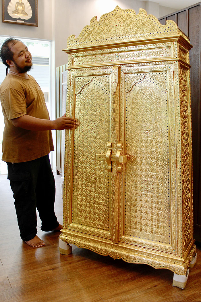 ตู้พระไตรปิฎกลงรักปิดทองราคา 12000 บาท