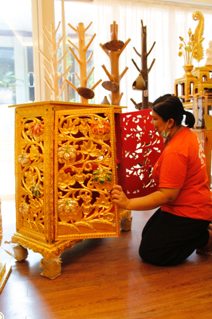 ตู้พระธรรม ไม้เบญจพรรณ ลงรักปิดทอง ประดับกระจกสี และฉลุลวดลาย สวยงาม ราคา 9900 บาท