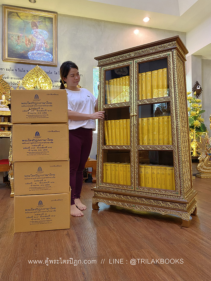 ตู้พระไตรปิฎกหลังนี้ เป็นตู้ที่สร้างขึ้นจากไม้สักทั้งหลัง ตู้พระไตรปิฎกหลังนี้ เป็นตู้ที่สร้างขึ้นจากไม้สักทั้งหลัง