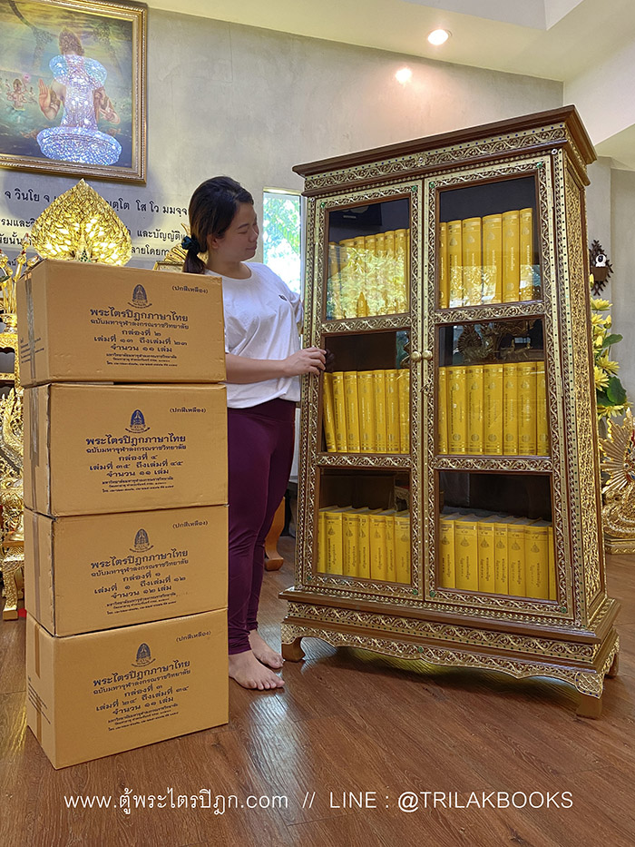 ตู้พระไตรปิฎกหลังนี้ เป็นตู้ที่สร้างขึ้นจากไม้สักทั้งหลัง ตู้พระไตรปิฎกหลังนี้ เป็นตู้ที่สร้างขึ้นจากไม้สักทั้งหลัง