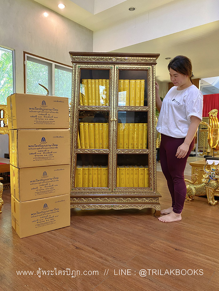 ตู้พระไตรปิฎกหลังนี้ เป็นตู้ที่สร้างขึ้นจากไม้สักทั้งหลัง ตู้พระไตรปิฎกหลังนี้ เป็นตู้ที่สร้างขึ้นจากไม้สักทั้งหลัง