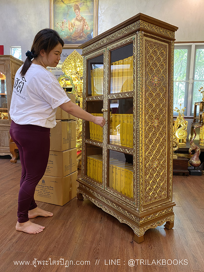 ตู้พระไตรปิฎกหลังนี้ เป็นตู้ที่สร้างขึ้นจากไม้สักทั้งหลัง ตู้พระไตรปิฎกหลังนี้ เป็นตู้ที่สร้างขึ้นจากไม้สักทั้งหลัง