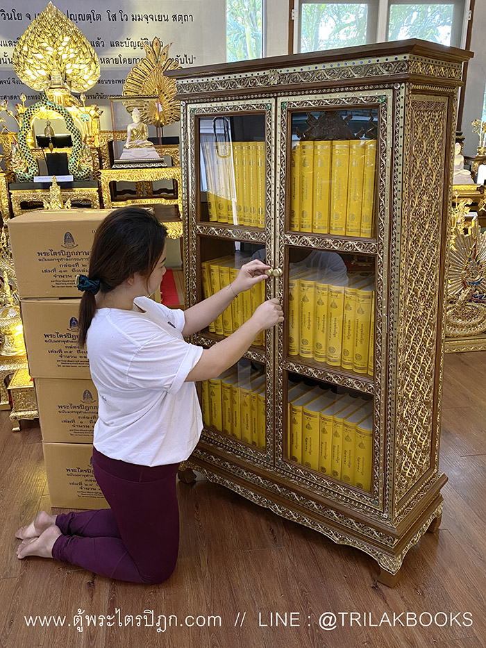 ตู้พระไตรปิฎกหลังนี้ เป็นตู้ที่สร้างขึ้นจากไม้สักทั้งหลัง ตู้พระไตรปิฎกหลังนี้ เป็นตู้ที่สร้างขึ้นจากไม้สักทั้งหลัง