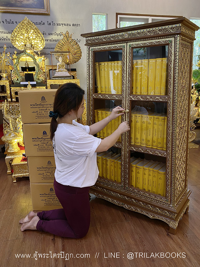 ตู้พระไตรปิฎกหลังนี้ เป็นตู้ที่สร้างขึ้นจากไม้สักทั้งหลัง ตู้พระไตรปิฎกหลังนี้ เป็นตู้ที่สร้างขึ้นจากไม้สักทั้งหลัง