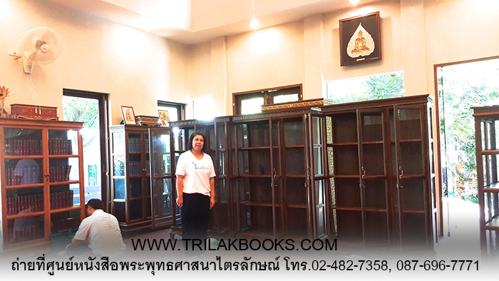 ตู้พระไตรปิฎกไม้สัก รุ่นประตู 3 บาน เมื่อเทียบกับคนจริง ขนาดสูงสง่า และแข็งแรงทนทาน เป็นอย่างมาก