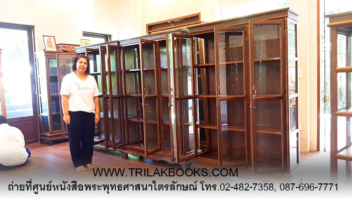 ตู้พระไตรปิฎกไม้สัก รุ่นประตู 3 บาน เมื่อเทียบกับคนจริง ขนาดสูงสง่า และแข็งแรงทนทาน เป็นอย่างมาก