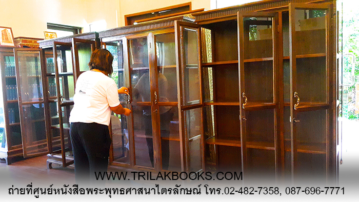 ตู้พระไตรปิฎกไม้สัก รุ่นประตู 3 บาน เมื่อเทียบกับคนจริง ขนาดสูงสง่า และแข็งแรงทนทาน เป็นอย่างมาก