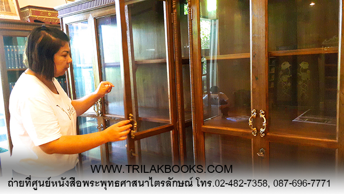 ตู้พระไตรปิฎกไม้สัก รุ่นประตู 3 บาน เมื่อเทียบกับคนจริง ขนาดสูงสง่า และแข็งแรงทนทาน เป็นอย่างมาก