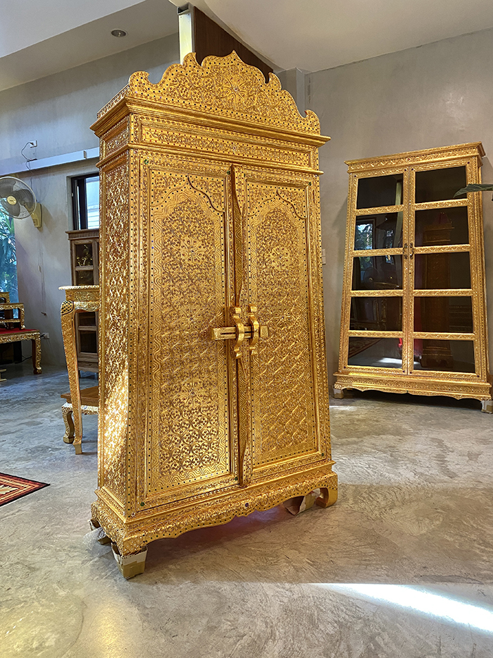 ตู้พระไตรปิฎก ปิดทอง กลอนไม้ขัด  12000 บาท ตู้พระไตรปิฎก ปิดทอง กลอนไม้ขัด  12000 บาท