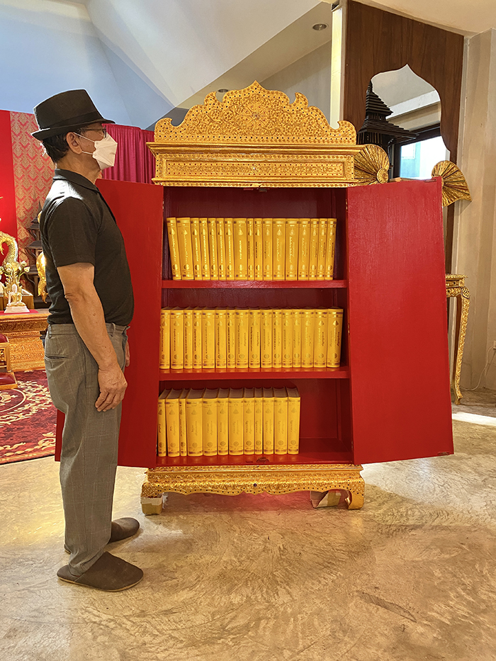 ตู้พระไตรปิฎก ปิดทอง กลอนไม้ขัด  12000 บาท ตู้พระไตรปิฎก ปิดทอง กลอนไม้ขัด  12000 บาท