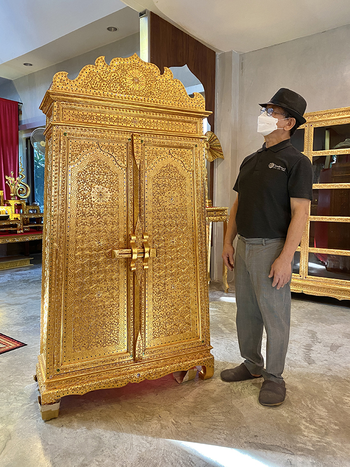 ตู้พระไตรปิฎก ปิดทอง กลอนไม้ขัด  12000 บาท ตู้พระไตรปิฎก ปิดทอง กลอนไม้ขัด  12000 บาท