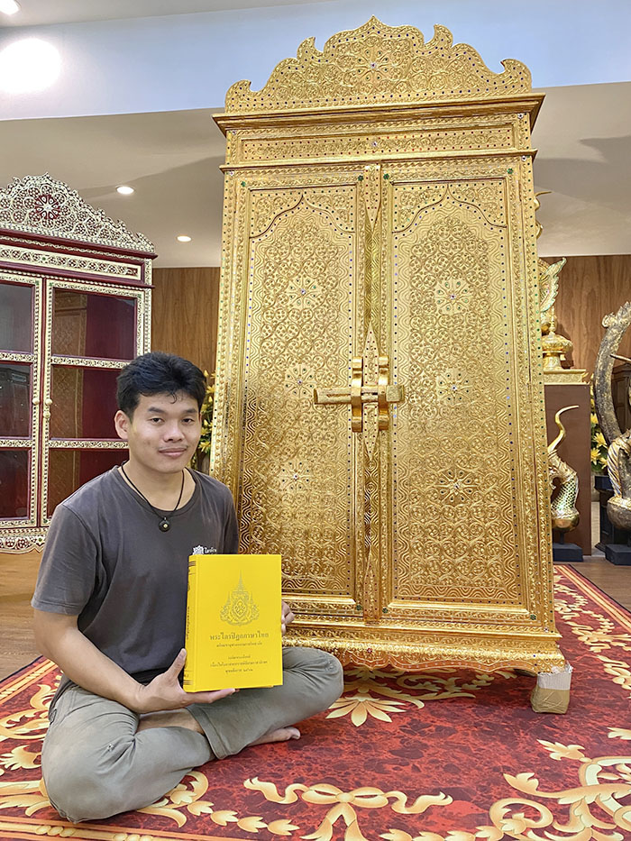 ตู้พระไตรปิฎก ประดับจั่วด้านบน ตู้พระไตรปิฎก ประดับจั่วด้านบน