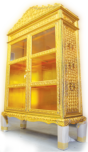ตู้พระไตรปิฎก ทรงตรง รุ่นประดับจั่วบน แบบลงรักปิดทองสำหรับ 45 เล่ม ราคา 9,500 บาท