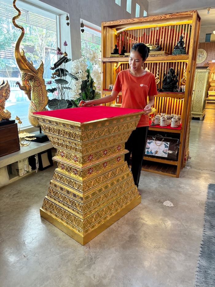 ฐานพระไม้สักปิดทอง ขนาดใหญ่ สำหรับวางพระพุทธรูป ราคา 27500 บาท