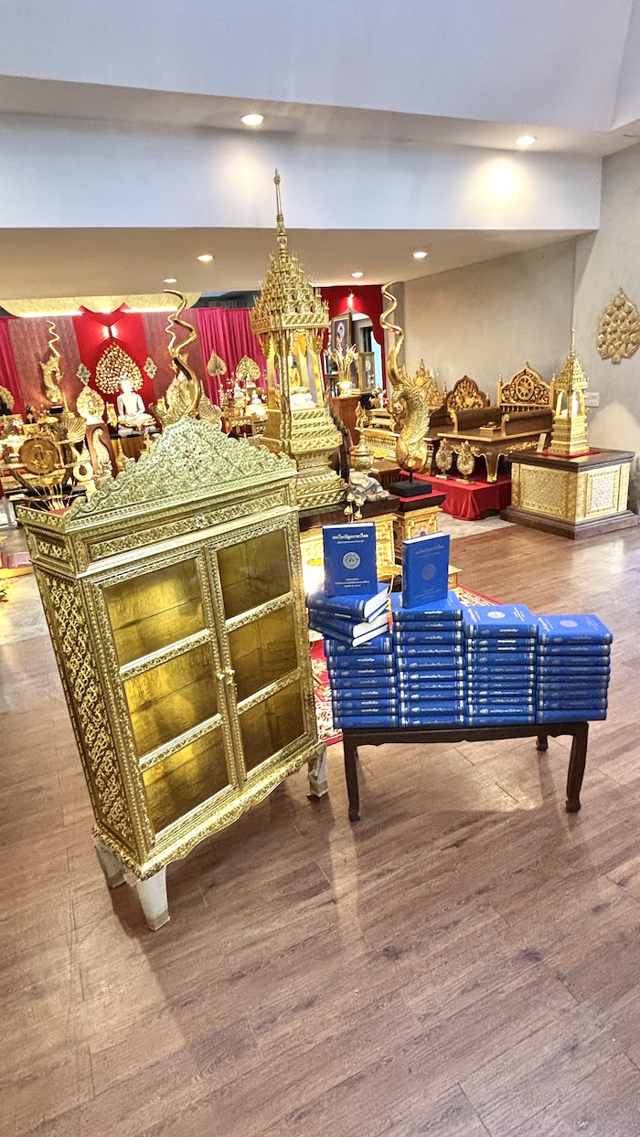 ตู้พระไตรปิฎก ทรงตรง ประดับจั่วด้านบน ตู้พระไตรปิฎก ทรงตรง ประดับจั่วด้านบน