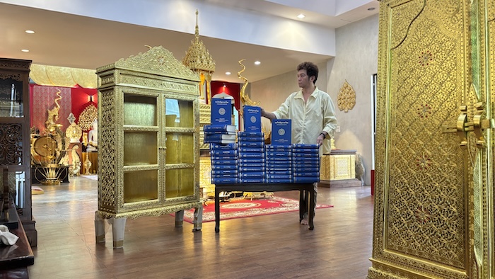 ตู้พระไตรปิฎก ทรงตรง ประดับจั่วด้านบน ตู้พระไตรปิฎก ทรงตรง ประดับจั่วด้านบน