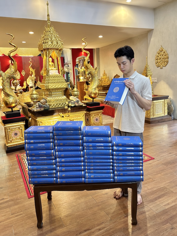 ตู้พระไตรปิฎก ทรงตรง ประดับจั่วด้านบน ตู้พระไตรปิฎก ทรงตรง ประดับจั่วด้านบน