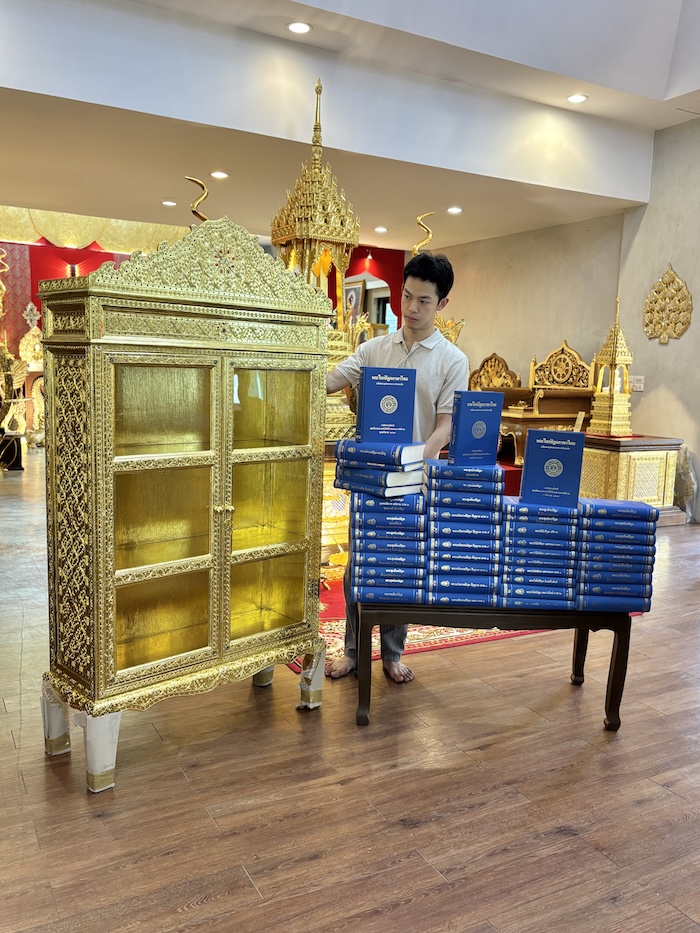 ตู้พระไตรปิฎก ทรงตรง ประดับจั่วด้านบน ตู้พระไตรปิฎก ทรงตรง ประดับจั่วด้านบน