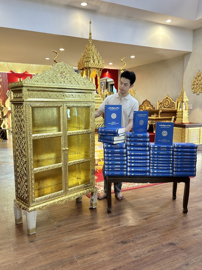 ตู้พระไตรปิฎก ทรงตรง ประดับจั่วด้านบน ตู้พระไตรปิฎก ทรงตรง ประดับจั่วด้านบน