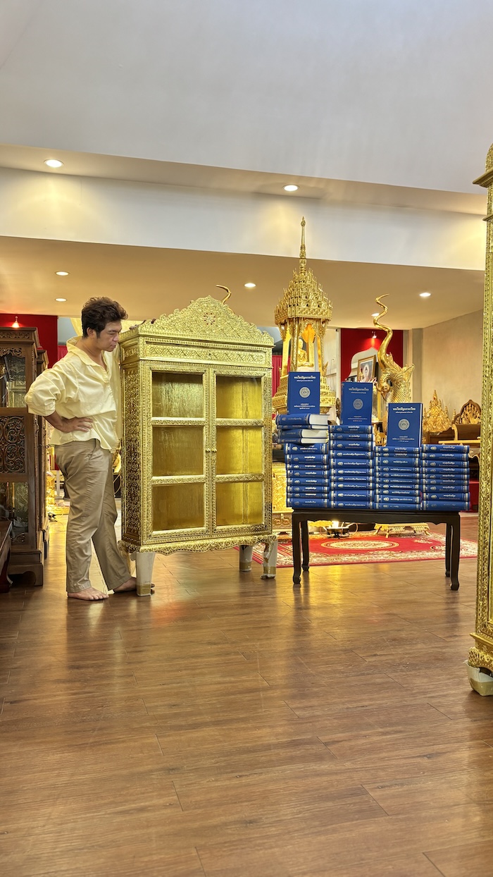 ตู้พระไตรปิฎก ทรงตรง ประดับจั่วด้านบน ตู้พระไตรปิฎก ทรงตรง ประดับจั่วด้านบน