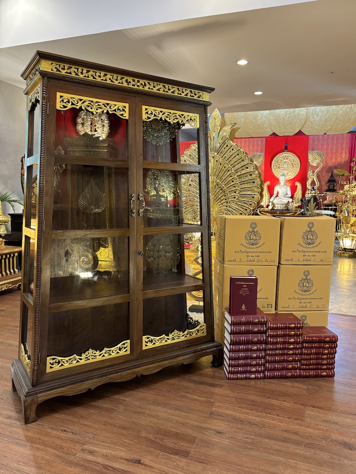 ตู้พระไตรปิฎกไม้สักแท้ สำหรับใส่หนังสือพระไตรปิฎก 91 เล่ม ภาษาไทย