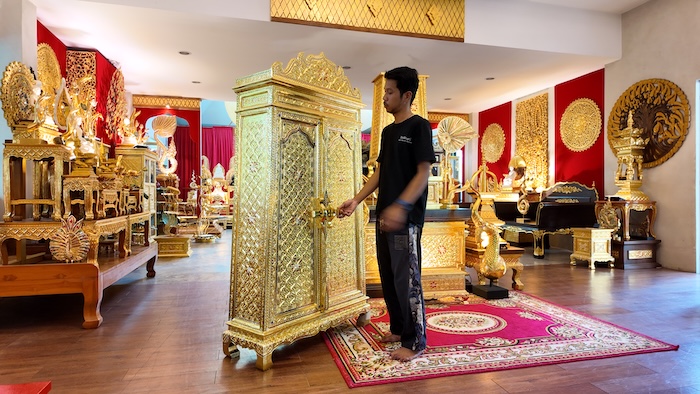 ตู้พระไตรปิฎก ราคา 15000 บาท สำหรับ หนังสือพระไตรปิฎกภาษาไทย