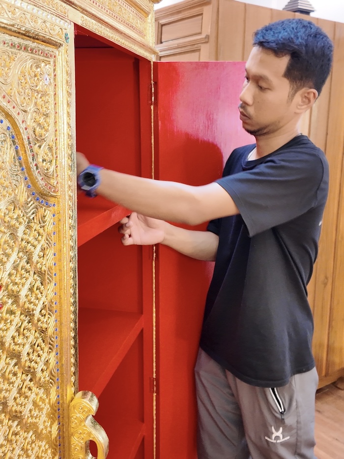 ตู้พระไตรปิฎกสำหรับใส่หนังสือพระไตรปิฎกแบบ 91 เล่มภาษาไทยลงรักปิดทองรูปแบบทรงตู้โบราณ