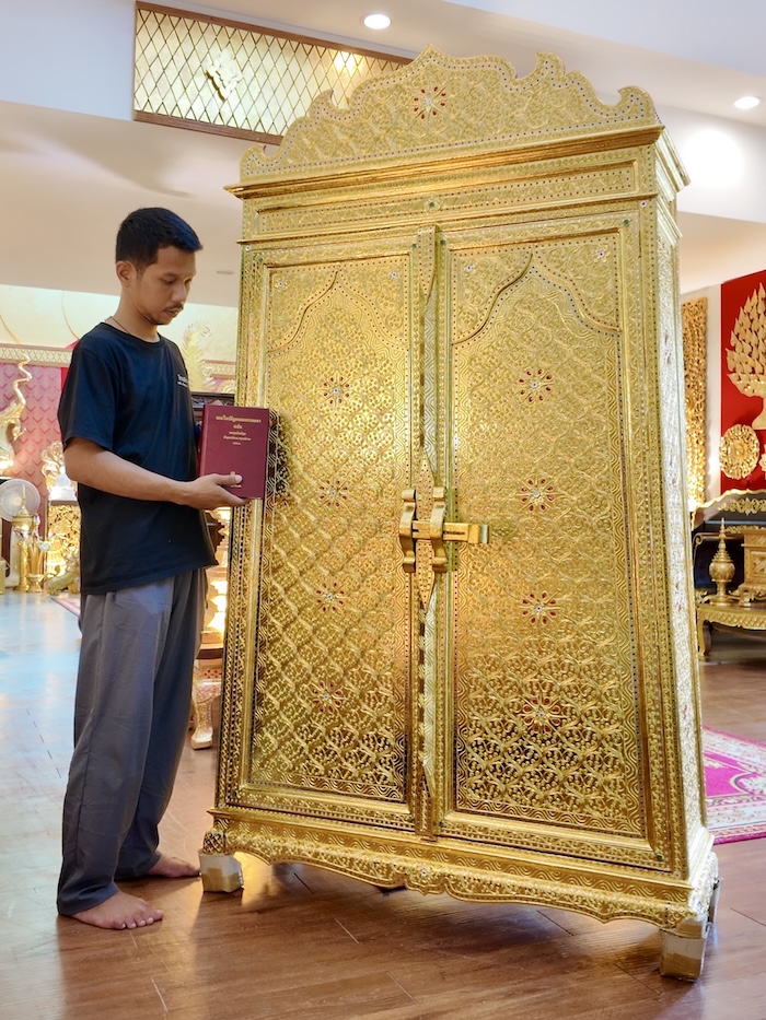 ตู้พระไตรปิฎกสำหรับใส่หนังสือพระไตรปิฎกแบบ 91 เล่มภาษาไทยลงรักปิดทองรูปแบบทรงตู้โบราณ
