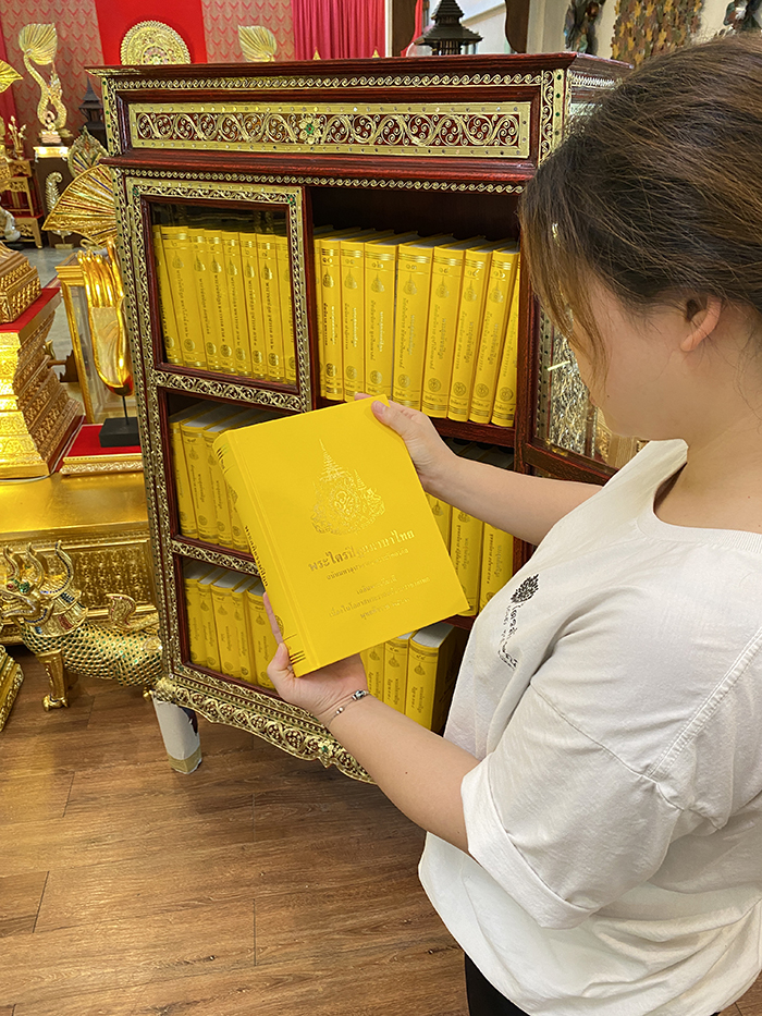 ตู้พระไตรปิฎก สีแดงลวดลายทอง ไม้เบญจพรรณ เดินลายเส้นทอง เป็นงานฝีมือล้วนๆ จากสุดยอดผลงานช่างฝีมือ งานสุดปราณีต
ราคาตู้ 8,500 บาท
