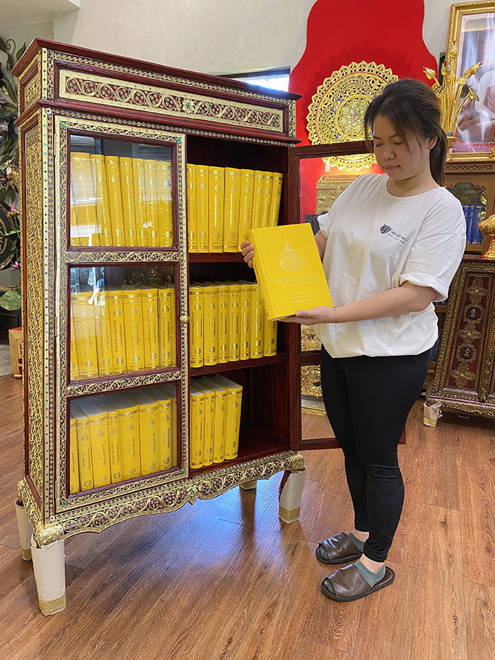 ตู้พระไตรปิฎก สีแดงลวดลายทอง ไม้เบญจพรรณ เดินลายเส้นทอง เป็นงานฝีมือล้วนๆ จากสุดยอดผลงานช่างฝีมือ งานสุดปราณีต
ราคาตู้ 8,500 บาท
