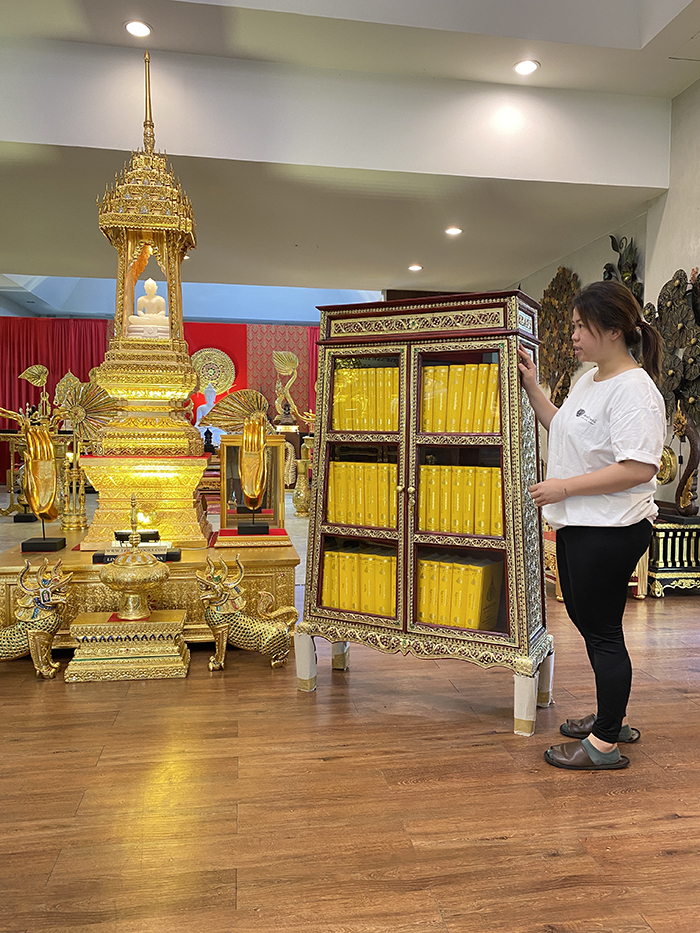 ตู้พระไตรปิฎก สีแดงลวดลายทอง ไม้เบญจพรรณ เดินลายเส้นทอง เป็นงานฝีมือล้วนๆ จากสุดยอดผลงานช่างฝีมือ งานสุดปราณีต
ราคาตู้ 8,500 บาท
