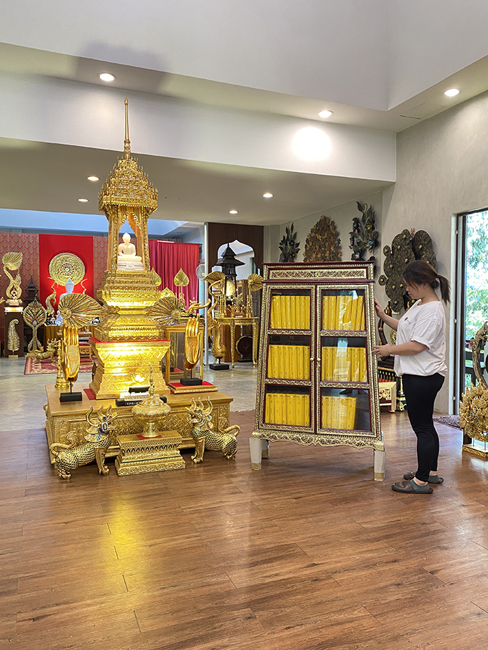 ตู้พระไตรปิฎก สีแดงลวดลายทอง ไม้เบญจพรรณ เดินลายเส้นทอง เป็นงานฝีมือล้วนๆ จากสุดยอดผลงานช่างฝีมือ งานสุดปราณีต
ราคาตู้ 8,500 บาท
