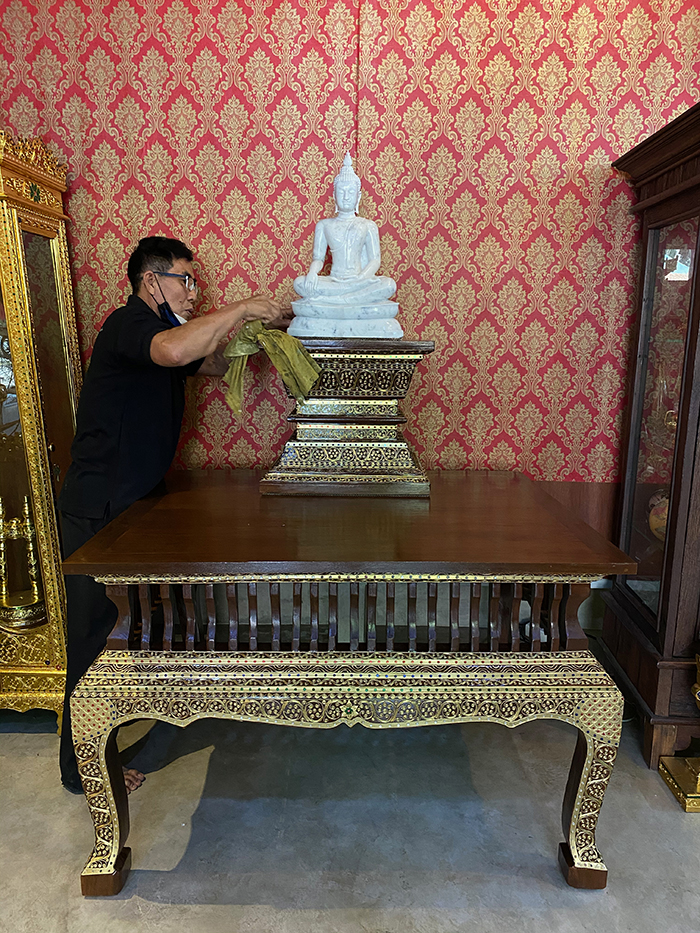 ฐานรองพระไม้สัก / แท่นวางพระ / โต๊ะวางพระพุทธรูป / ลึก 1 เมตร กว้าง 1.2 เมตร สูง 80 เซนติเมตร ราคา 25000 บาท