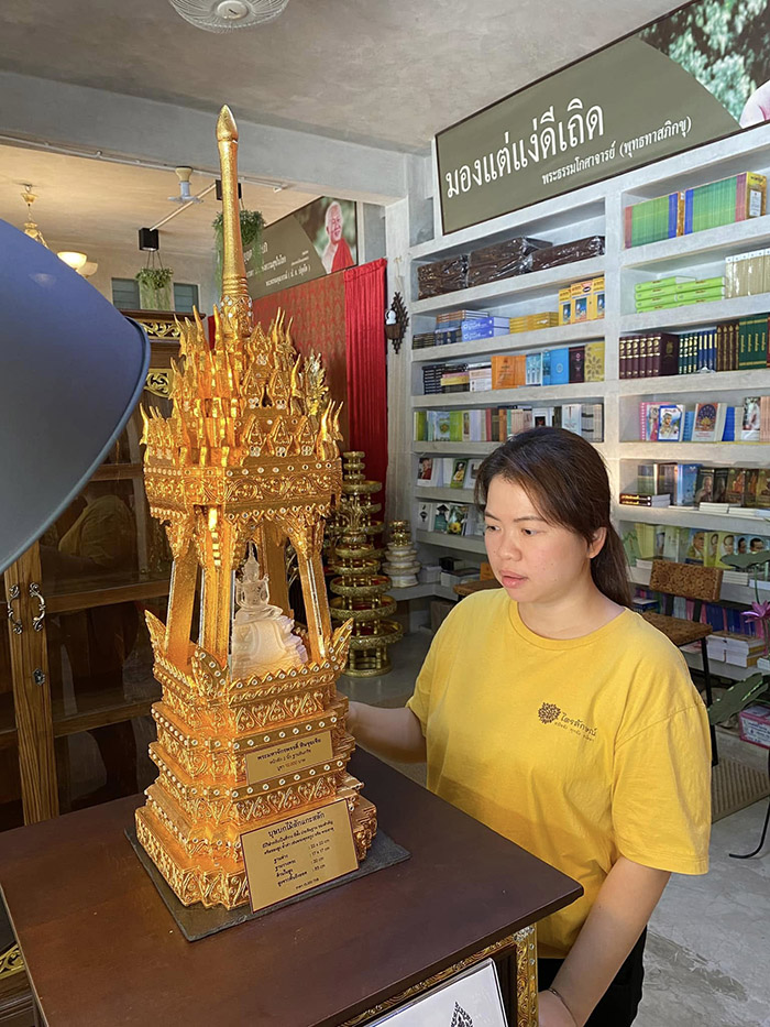 บุษบกไม้สักทองปิดทองประดับกระจก (Busabok Miniature Pavilion) บุษบกไม้สักทองปิดทองประดับกระจก (Busabok Miniature Pavilion)