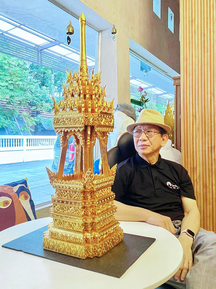 บุษบกไม้สักทองแกะสลักปิดทองแท้ประดับกระจก บุษบกไม้สักทองแกะสลักปิดทองแท้ประดับกระจก