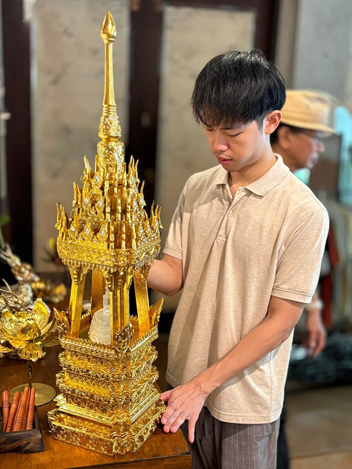 บุษบกสถาปัตยกรรมไทยย่อส่วน เนื้อไม้สักปิดทองประดับกระจก บุษบกสถาปัตยกรรมไทยย่อส่วน เนื้อไม้สักปิดทองประดับกระจก