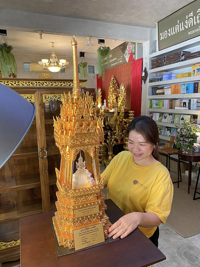 บุษบกศาลาไทยจำลอง ขนาดตั้งโต๊ะ สำหรับบูชาพระธาตุและสิ่งศักดิ์สิทธิ์ บุษบกศาลาไทยจำลอง ขนาดตั้งโต๊ะ สำหรับบูชาพระธาตุและสิ่งศักดิ์สิทธิ์