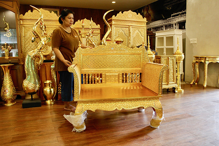 ธรรมาสน์ไม้สัก ลงรักปิดทอง ราคา 24000 บาท