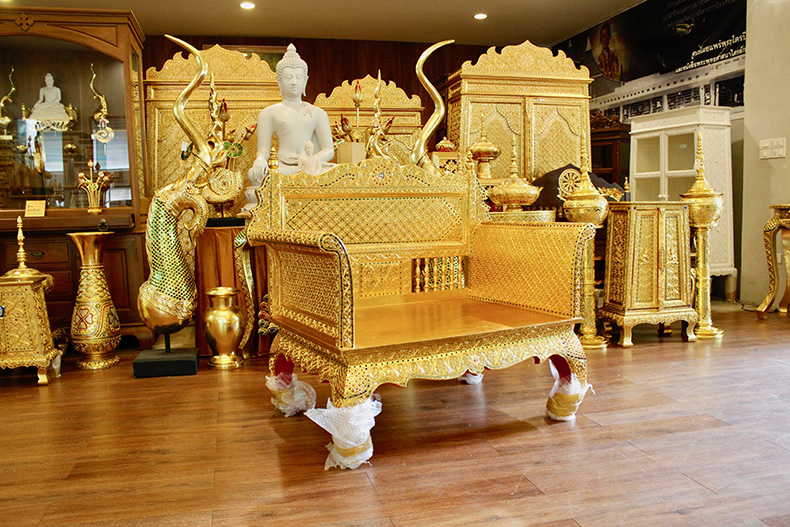 ธรรมาสน์ไม้สัก ลงรักปิดทอง ราคา 24000 บาท