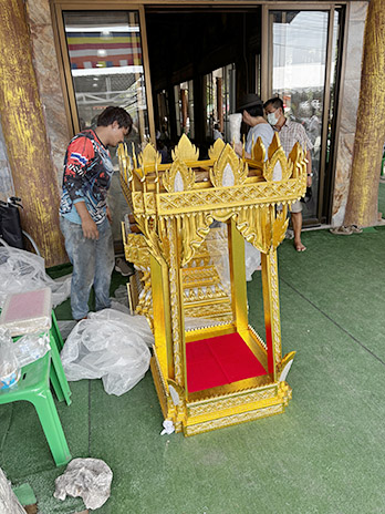 ประกอบ บุษบกไม้สัก ก่อนเข้าพิธี