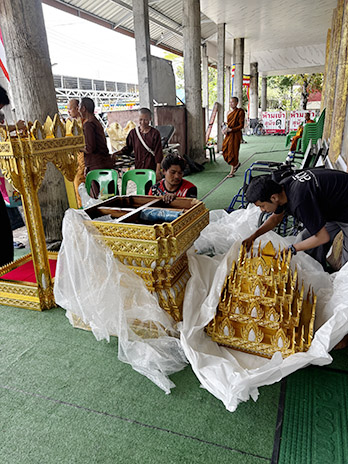 ประกอบ บุษบกไม้สัก ก่อนเข้าพิธี