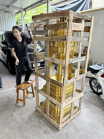 เตรียมจัดส่งบุษบกไม้สัก เพื่อขึ้นบริษัทขนส่ง ทั้งใน และต่างประเทศ