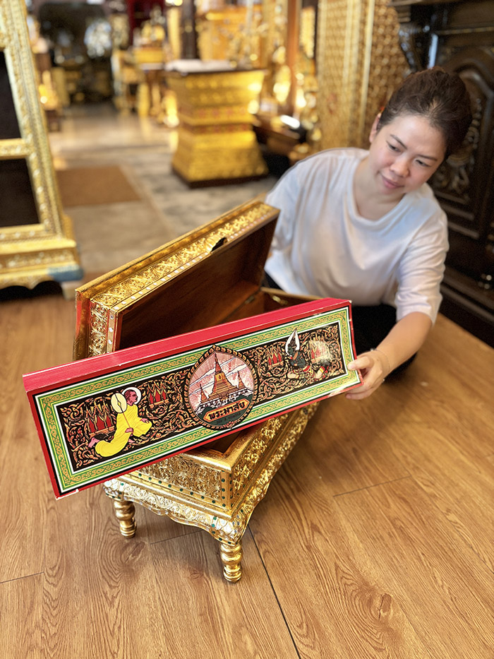 ภาพแสดงขนาดคัมภีร์พระมาลัยฉบับแผ่นพับขนาดใหญ่ บรรจุในหีบไม้สักปิดทองคำเปลวอย่างสง่างาม ภาพแสดงขนาดคัมภีร์พระมาลัยฉบับแผ่นพับขนาดใหญ่ บรรจุในหีบไม้สักปิดทองคำเปลวอย่างสง่างาม