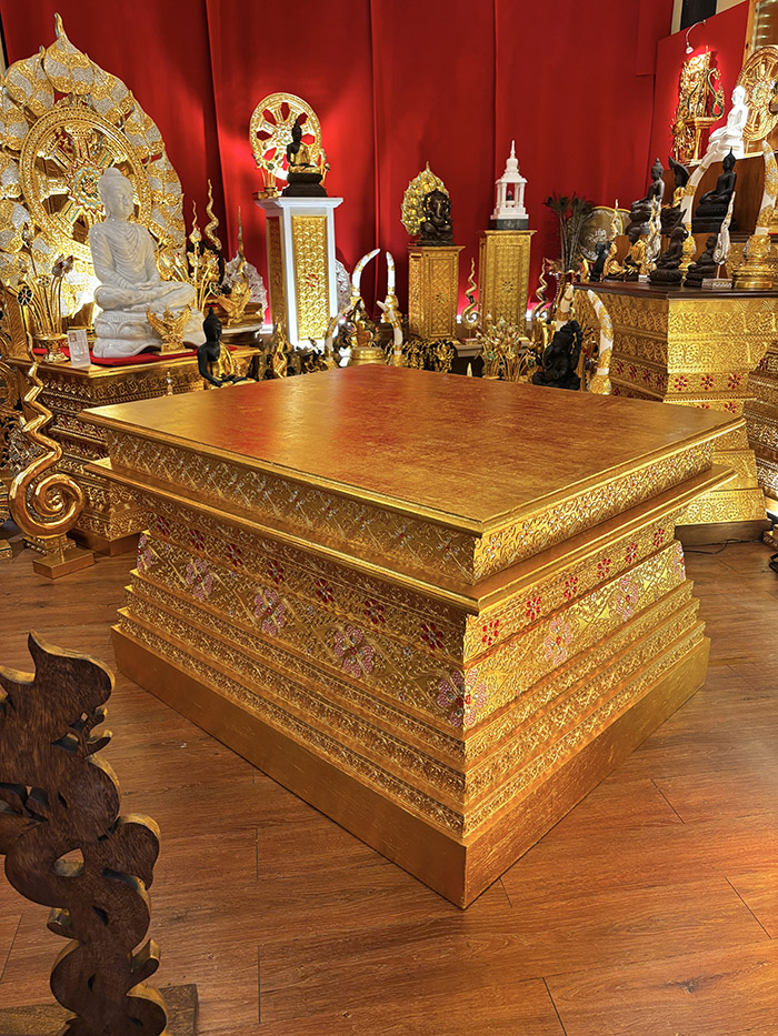 ฐานพระไม้สักขนาดหน้ากว้าง 1 เมตร 30 เซ็นต์ลึก 1 เมตร 10 เซนต์สูง 80 เซนติเมตรโครงสร้างไม้สักสำหรับบรรจุพระประธานและงานประติมากรรม