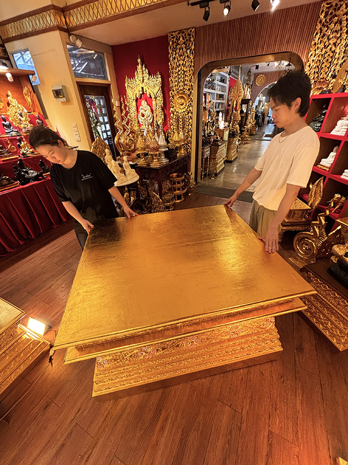 ฐานพระไม้สักขนาดหน้ากว้าง 1 เมตร 30 เซ็นต์ลึก 1 เมตร 10 เซนต์สูง 80 เซนติเมตรโครงสร้างไม้สักสำหรับบรรจุพระประธานและงานประติมากรรม